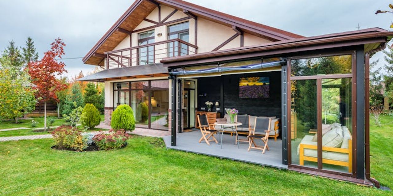 Amenajare terasă exterioară la casă - placarea cu WPC și alte soluții moderne Amenajare terasă exterioară la casă - placarea cu WPC și alte soluții moderne