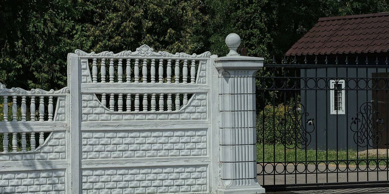 Montarea portilor pe gardurile din beton Montarea portilor pe gardurile din beton