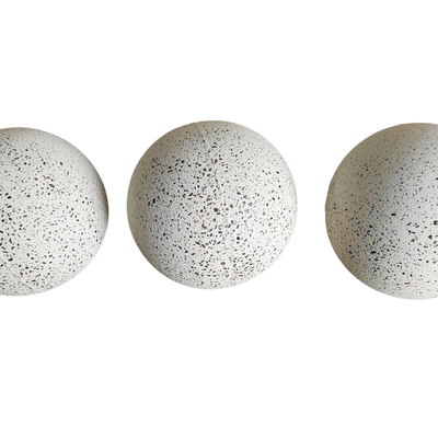 Bolard din beton alb, cu aspect de piatră naturală Lapis, sferic, 32 cm