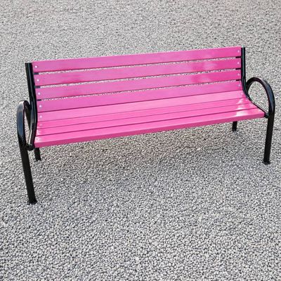 Bancă stradală parc din lemn de brad, Devis, 45 x 200 x 95 cm, Roz