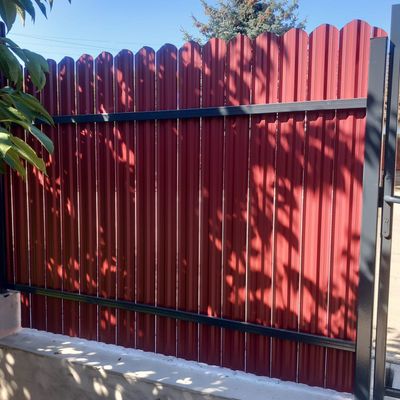 Șipcă metalică gard Lucius 0,5 mm x 11,5 cm Vișiniu supermat (RAL 3005) + CADOU Șuruburi 1.1 m