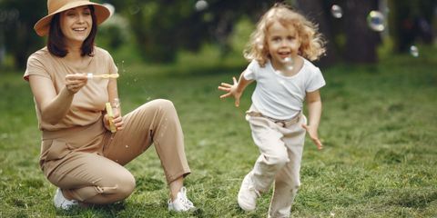 copil jucându-se cu mama în grădină copil jucându-se cu mama în grădină