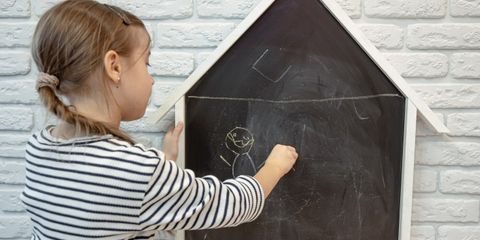 fetiță care scrie pe tablă fetiță care scrie pe tablă
