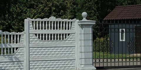 Montarea portilor pe gardurile din beton Montarea portilor pe gardurile din beton