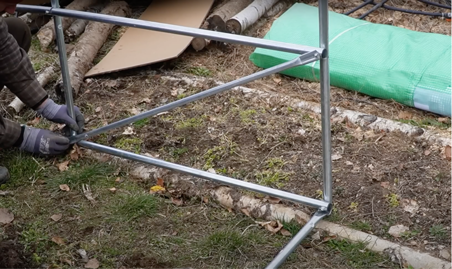 După formarea părții de sus a arcadei se poate &icirc;ncepe cu &icirc;mbinarea țevilor ce leagă cadrul de bază de arcadă - at&acirc;t țevile orizontale, c&acirc;t și cele oblice.