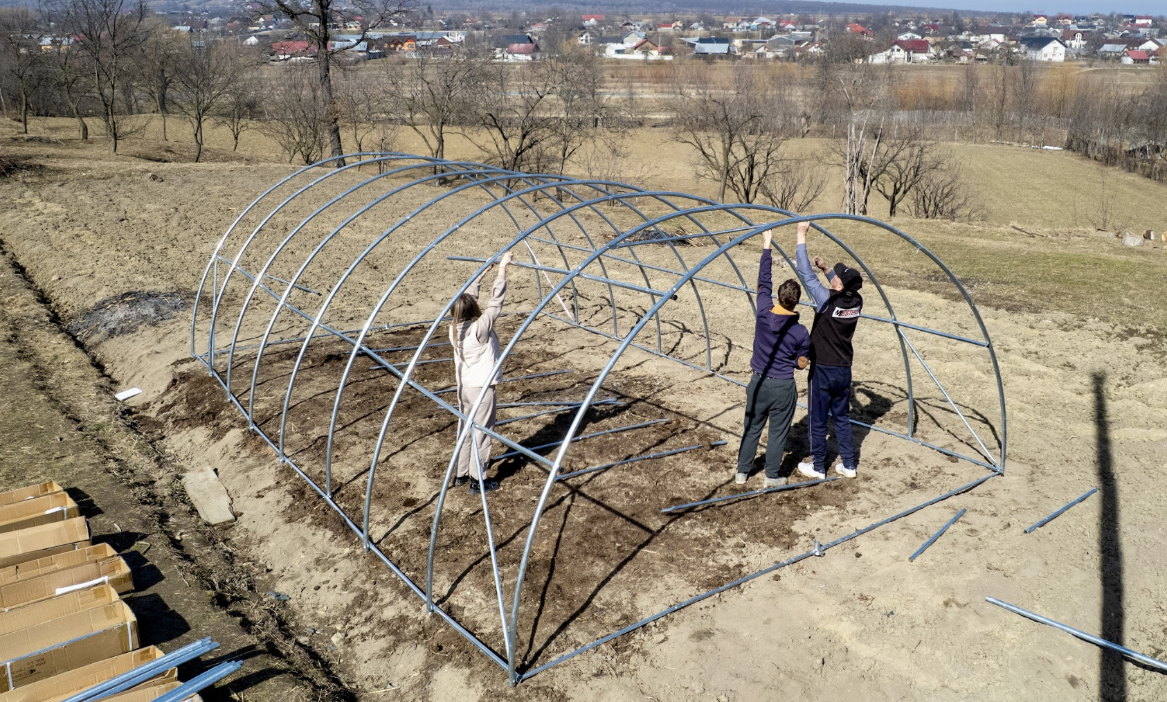 &Icirc;n final, se str&acirc;ng bine toate șuruburile și se verifică rezistența structurii.