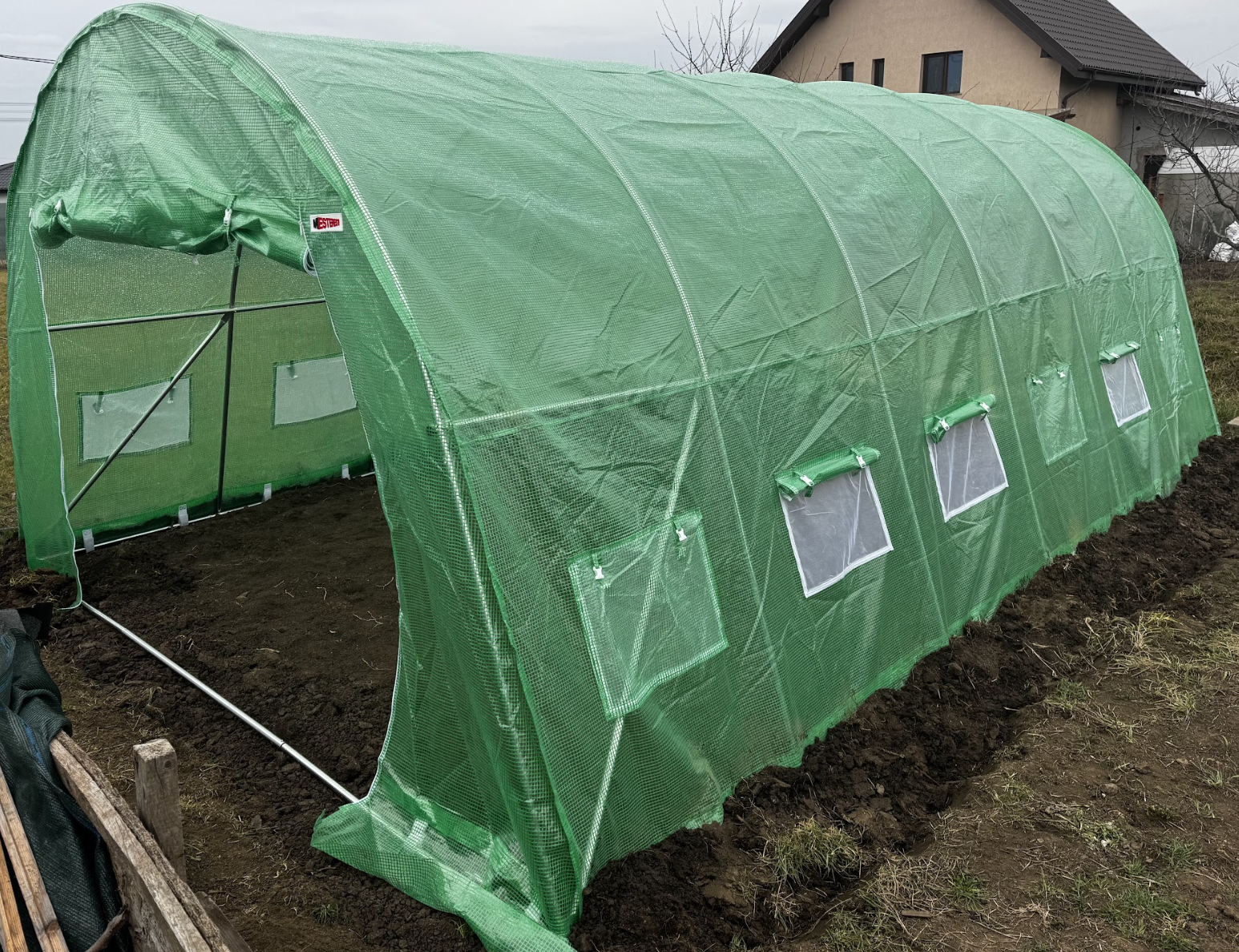 Pasul 3. Montarea foliei solarului de grădină profesional Cortis