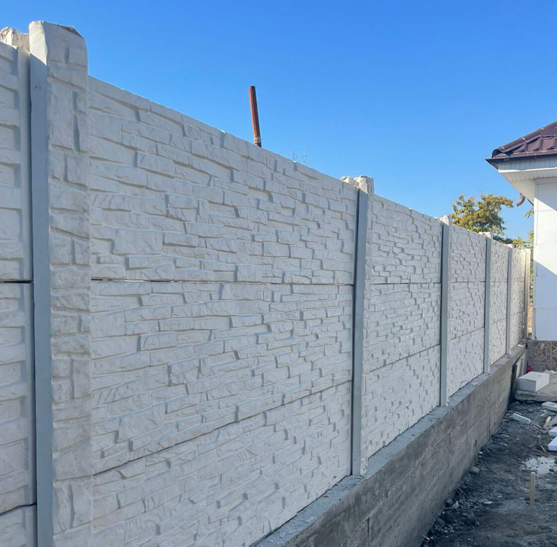 Gard beton ciment alb Industrial Carlos cu stâlpi simpli 1,5 m