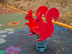 Balansoar copii pe arcuri, figurină Veveriță, fixare în beton-2