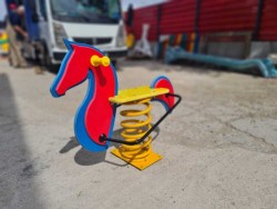 Balansoar copii pe arcuri, figurină Căluț, fixare în beton-2